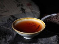 2008年的老班章普洱茶餅生茶缺了一塊值錢嗎？